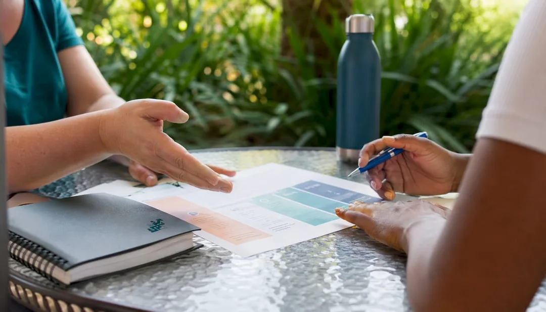 Hands planning salon software trial period in café